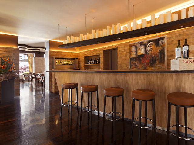 Park Grill – entrance with bar Park Grill – entrance with bar